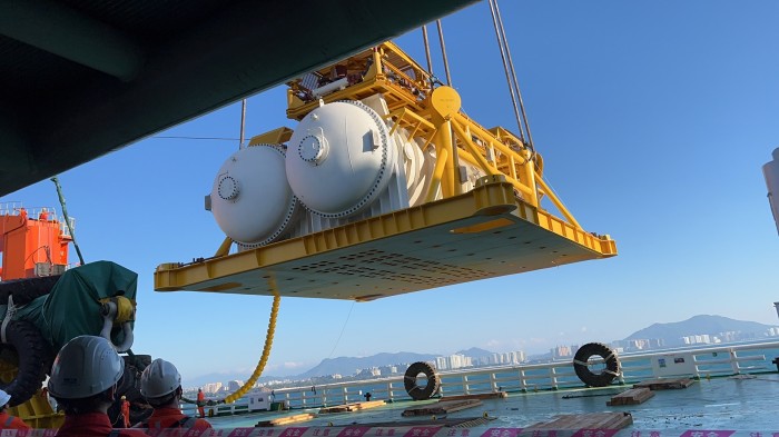全球首个商用海底数据中心数据舱成功“下海”