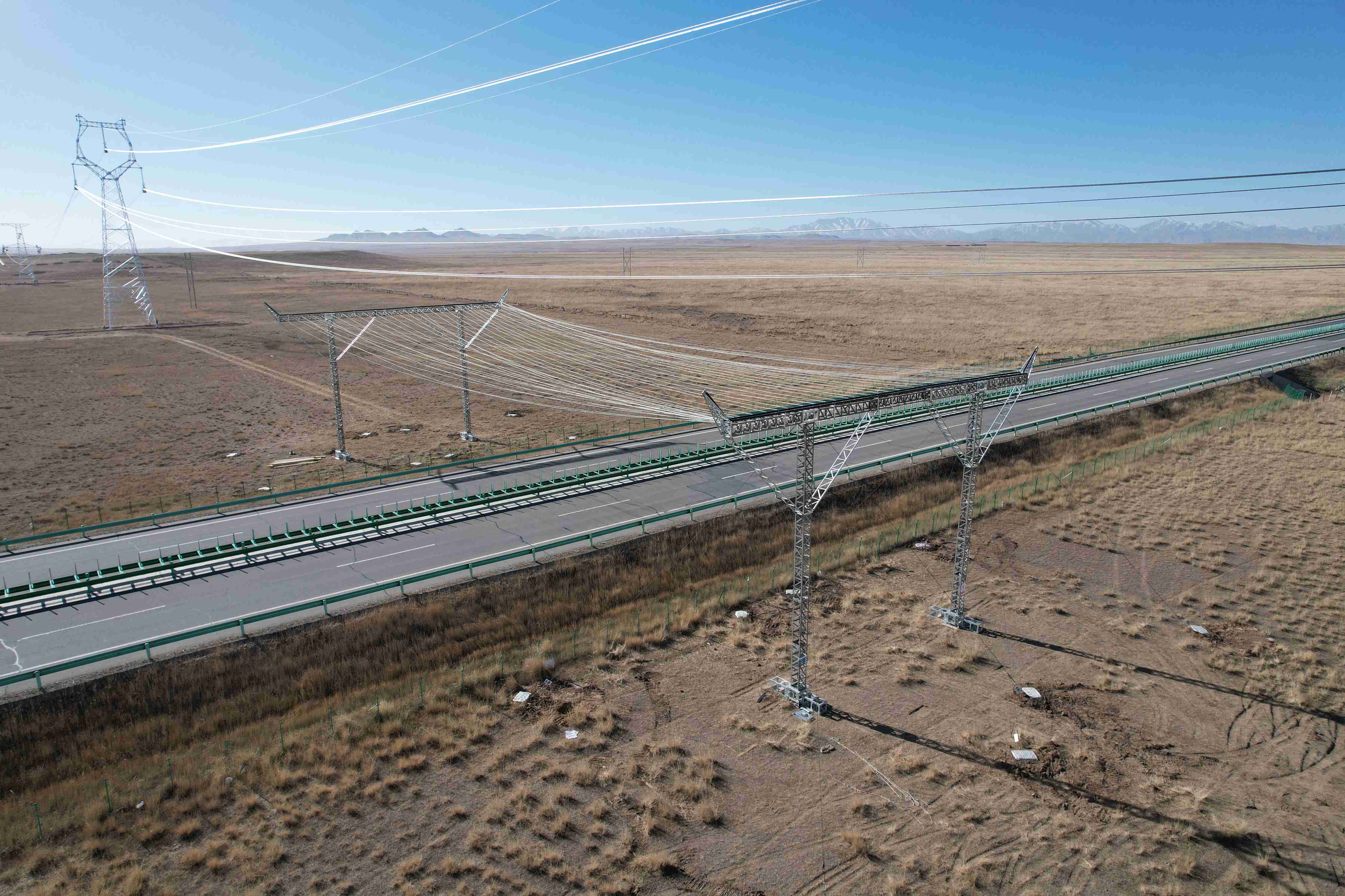 750千伏线路跨越共和至玉树高速公路 首次应用新型跨越架施工