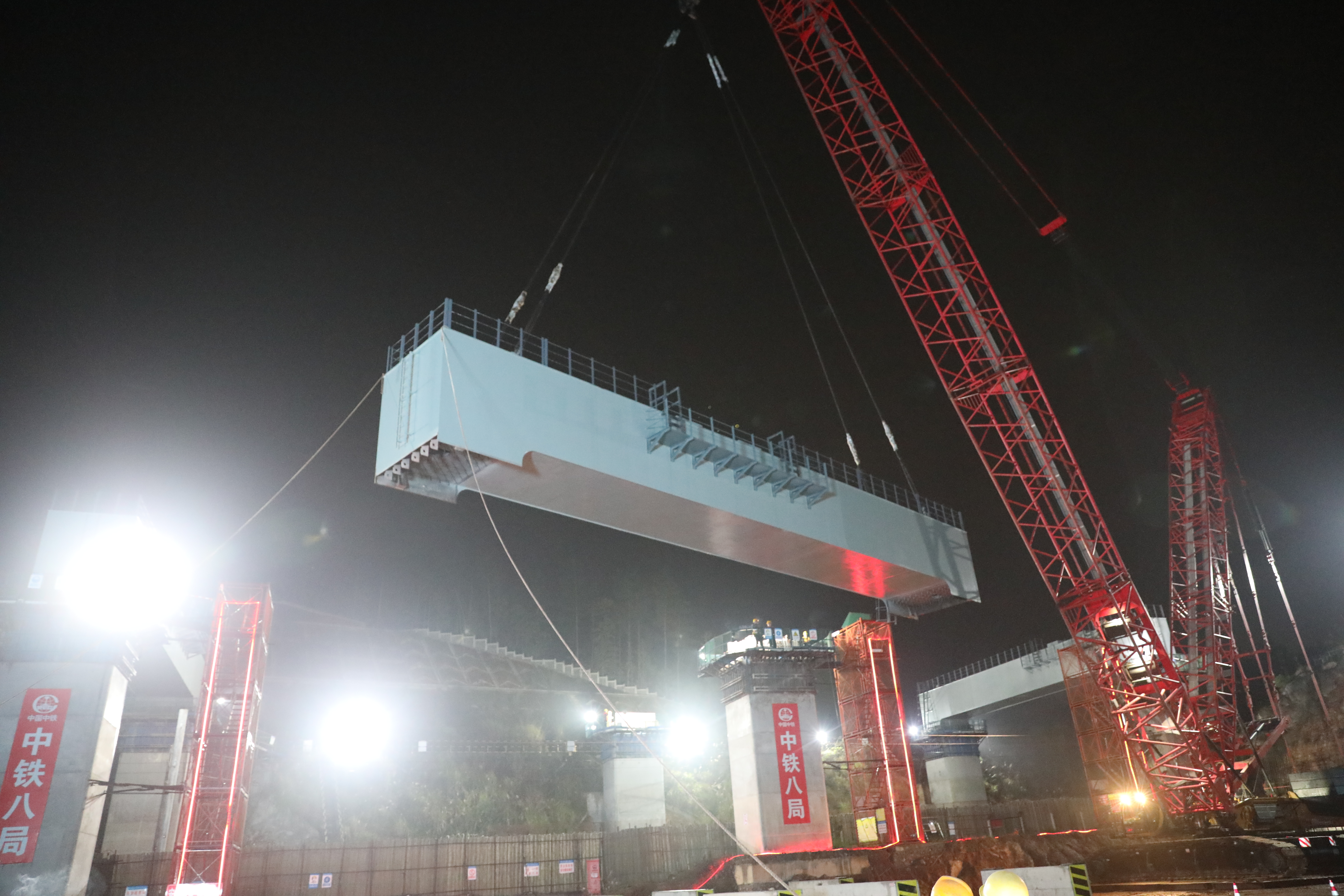 145吨！渝湘高铁重庆至黔江段这一钢横梁吊装完成