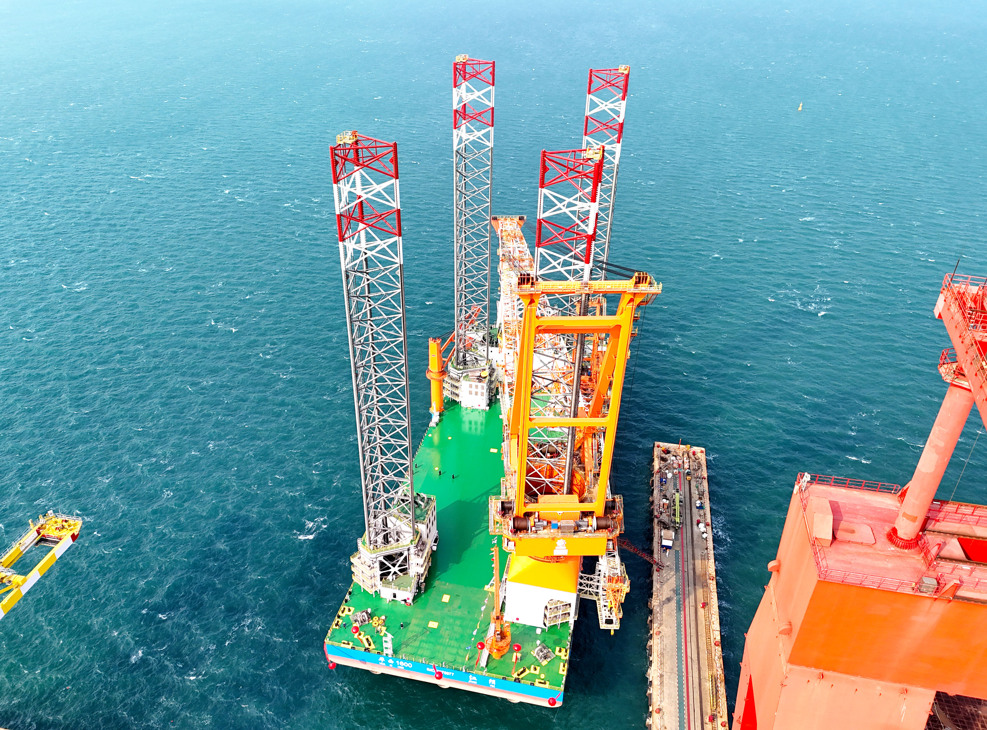 1600吨海上风电安装平台在青岛交付