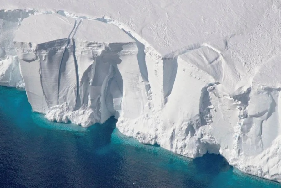 世界最大冰山开始移动