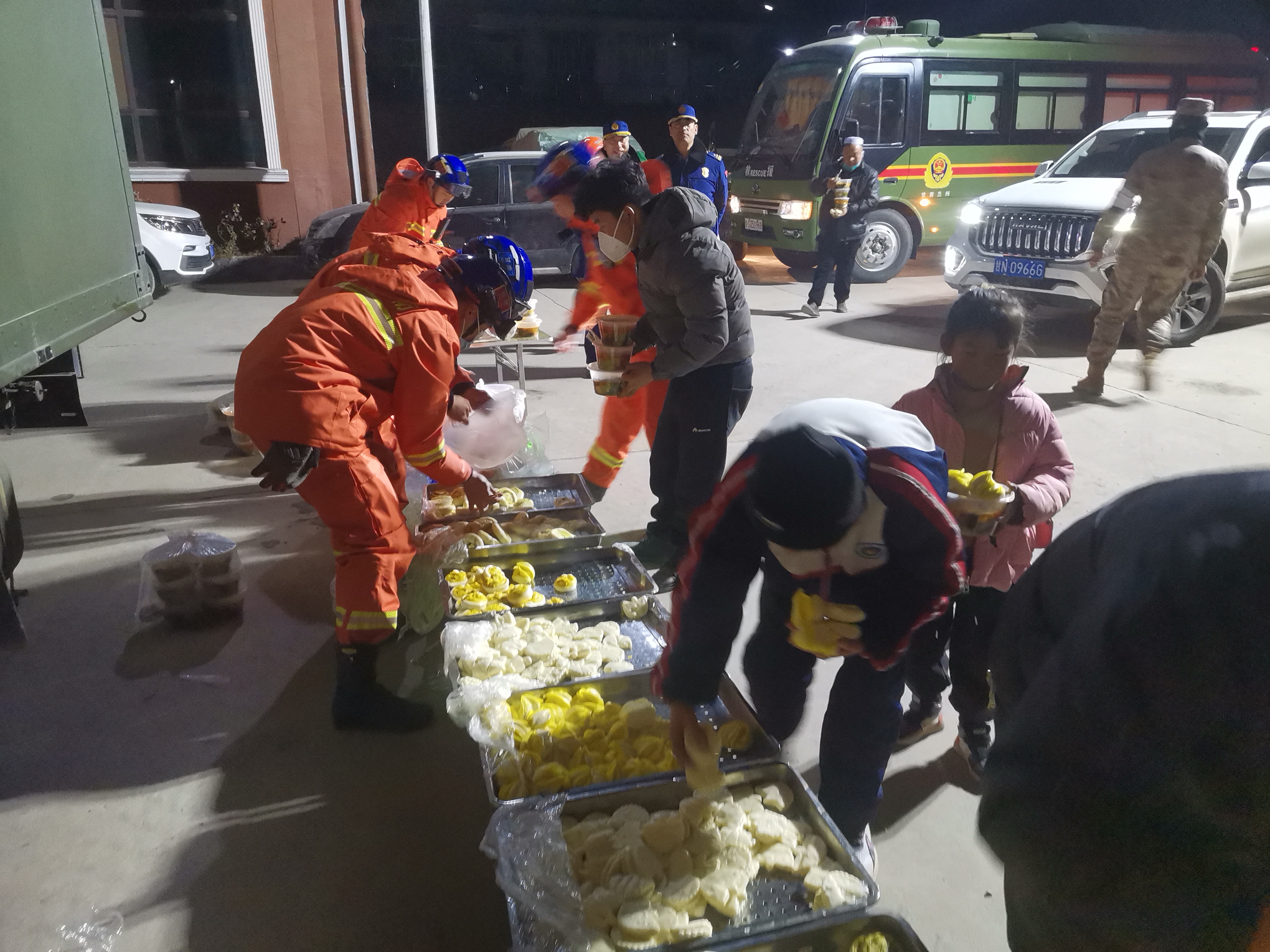 甘肃省森林消防总队特勤大队为受灾群众制作熟食