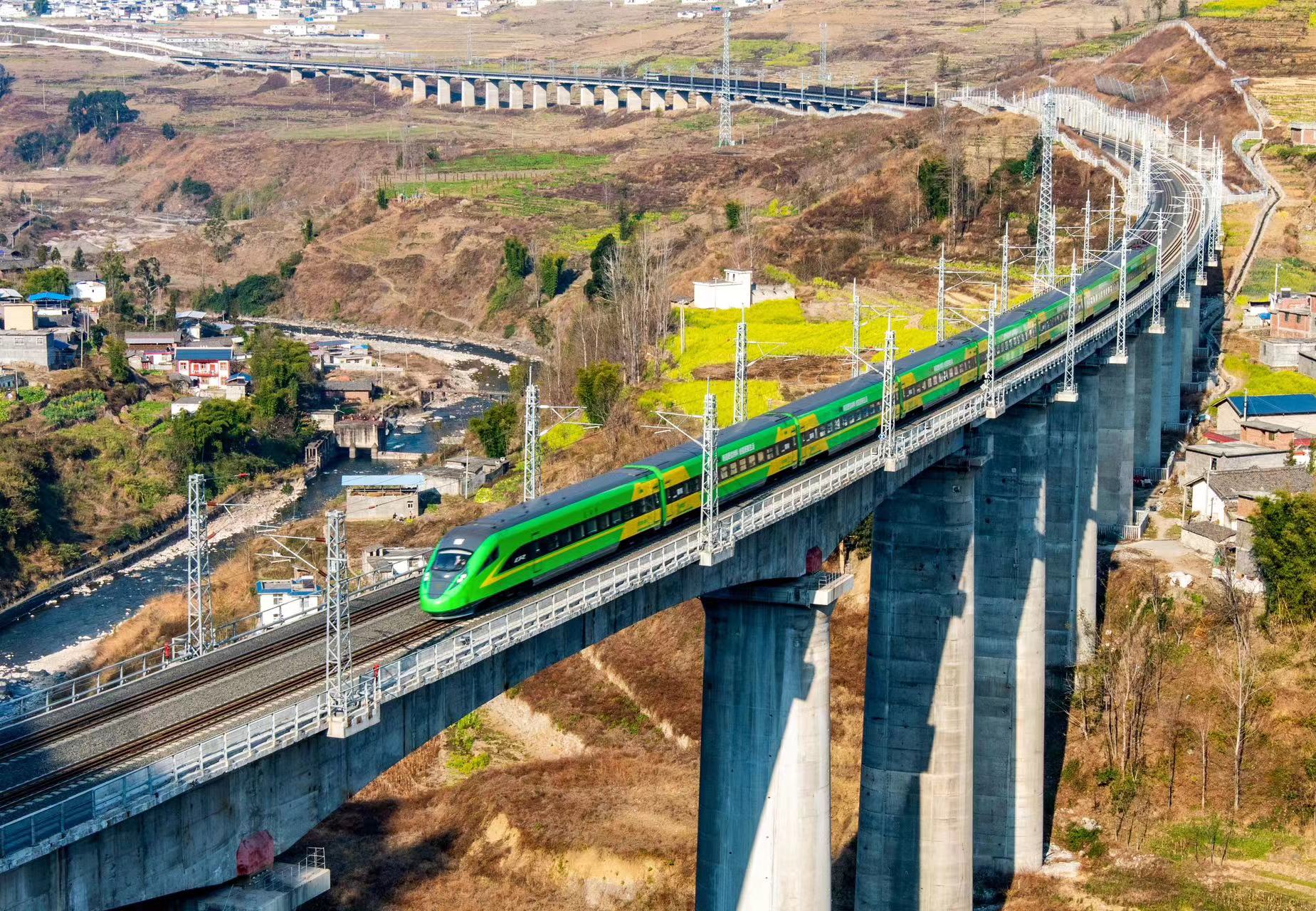 新成昆铁路运营一周年 累计发送旅客超2000万人次