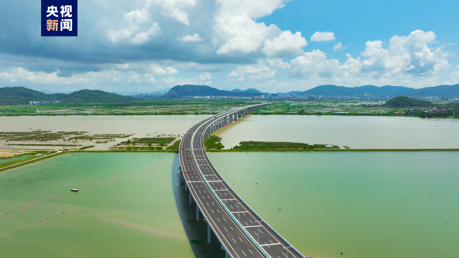 港珠澳大桥西延线鹤港高速全线建成通车