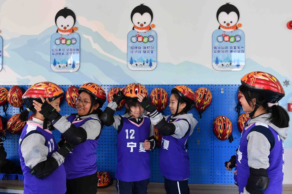 青岛：乐享冰雪运动 助力健康成长
