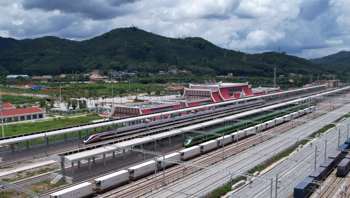 铁路新运行图实施 云南日开客车539列、货车910列