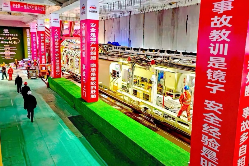 武汉地铁12号线石中区间盾构机成功下穿既有线