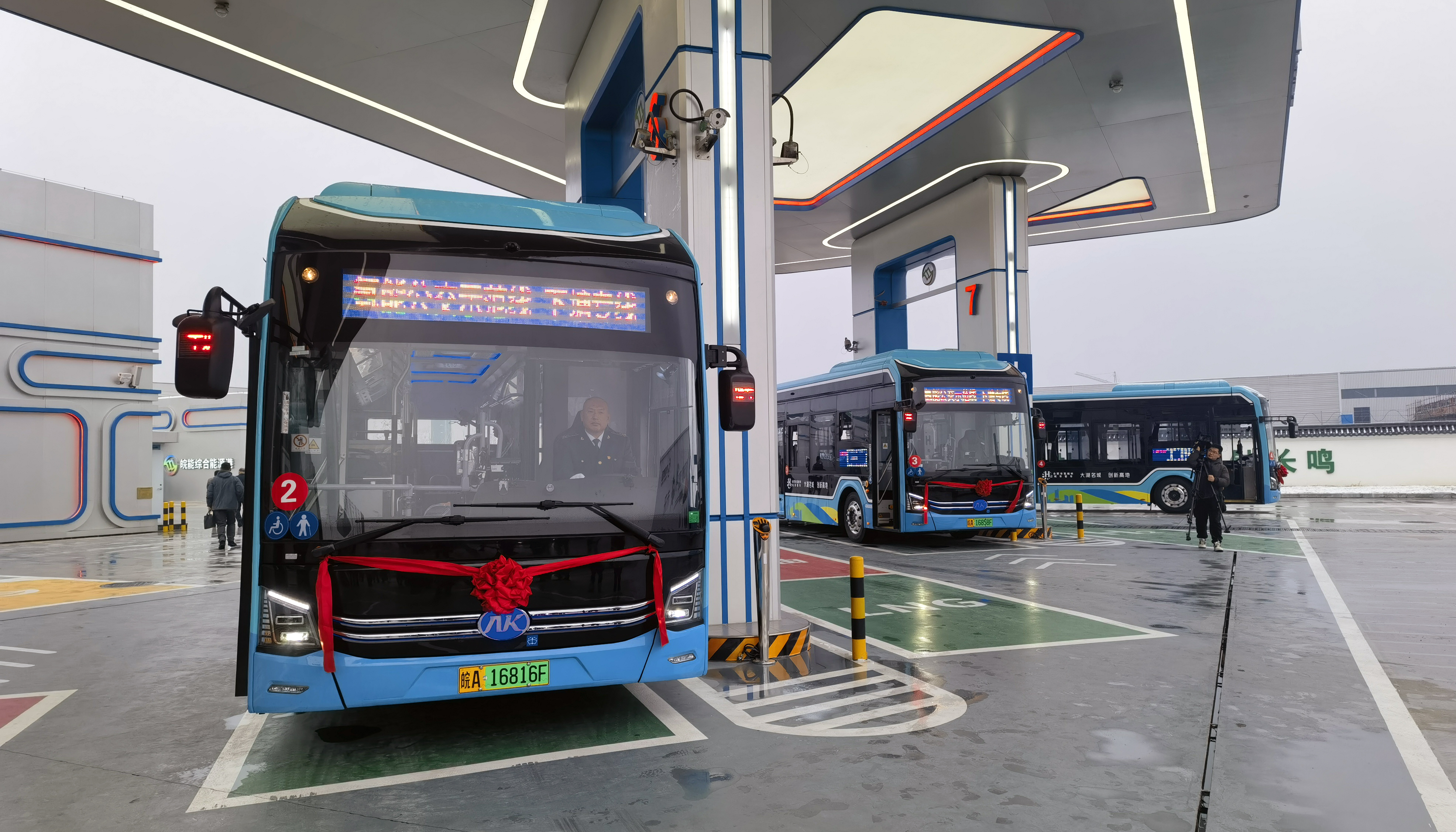 安徽合肥市首批氢能公交上线运营