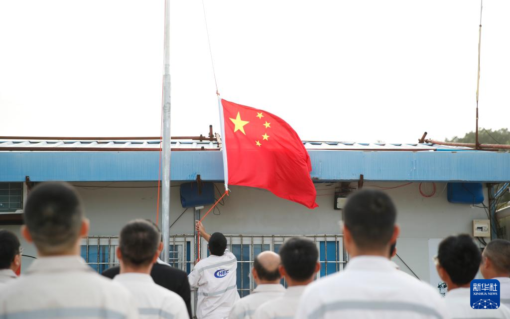 中国驻瑙鲁使馆复馆小组举行升国旗仪式