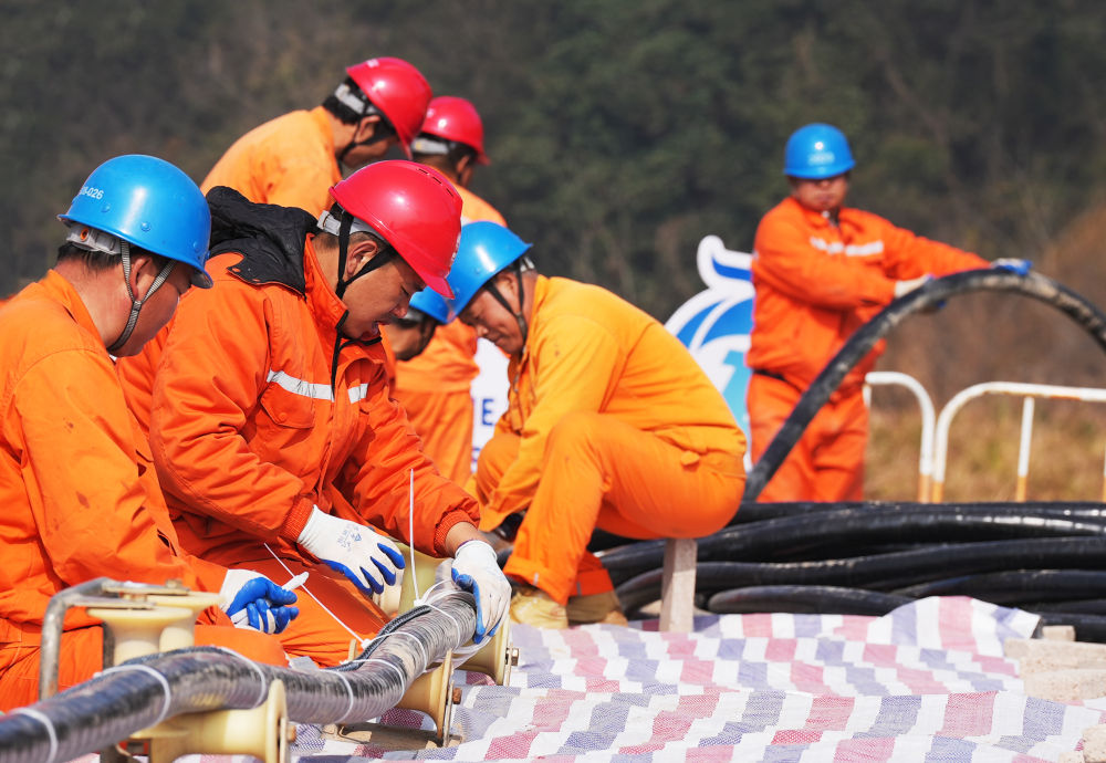国内首个陆缆穿海工程在浙江舟山成功敷设