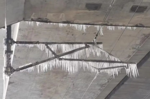 遭遇雨雪冰冻，高铁接触网发生了什么？