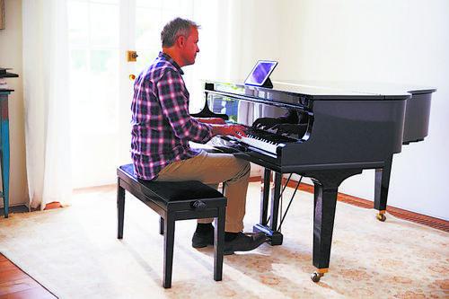 接触音乐有助改善老年人大脑健康，弹奏钢琴和唱歌效果最显著