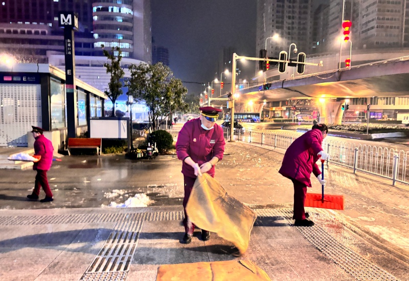 武汉地铁迎战雨雪冰冻天气 全力保障乘客出行