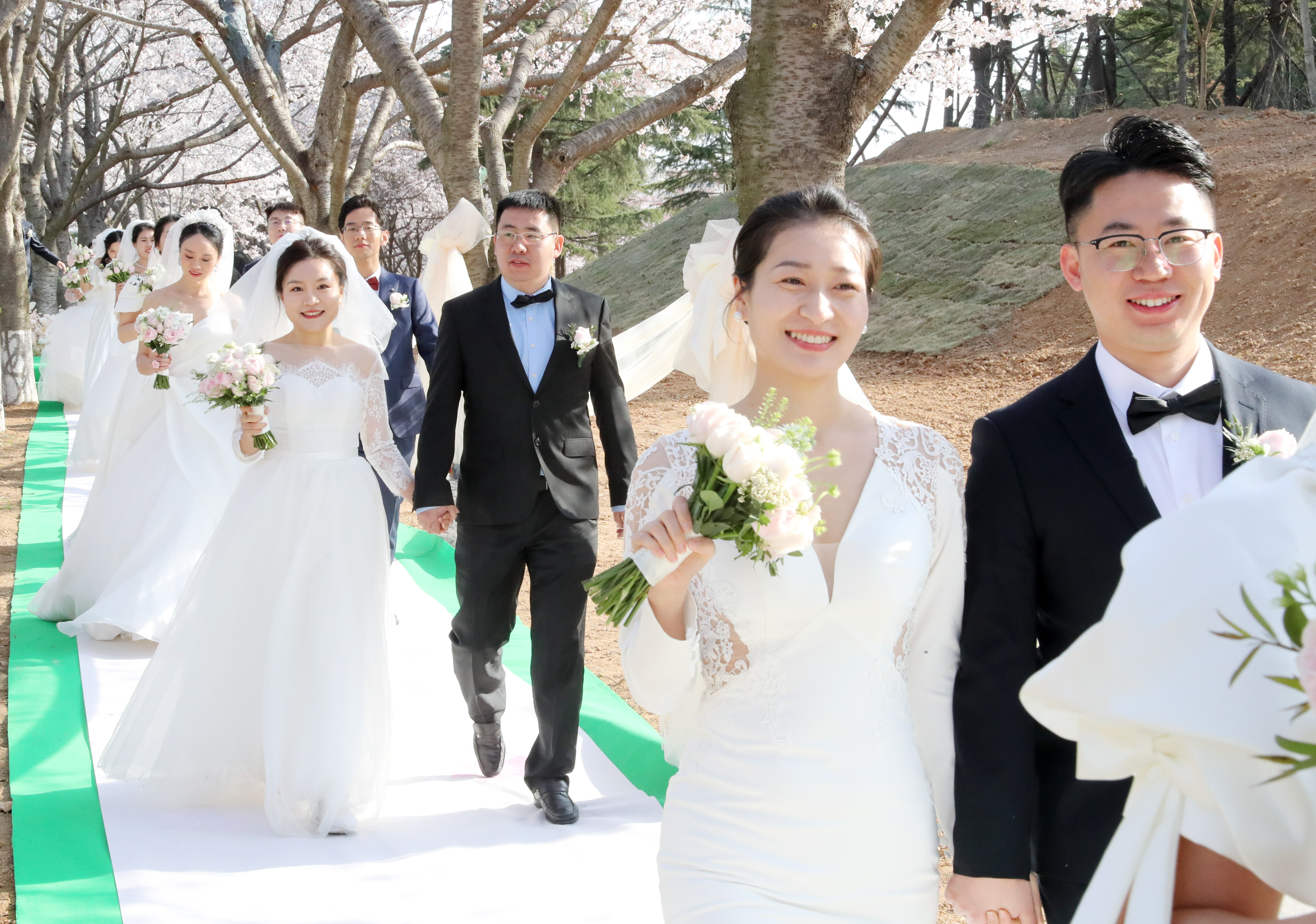 中国海洋大学举行校友集体婚礼