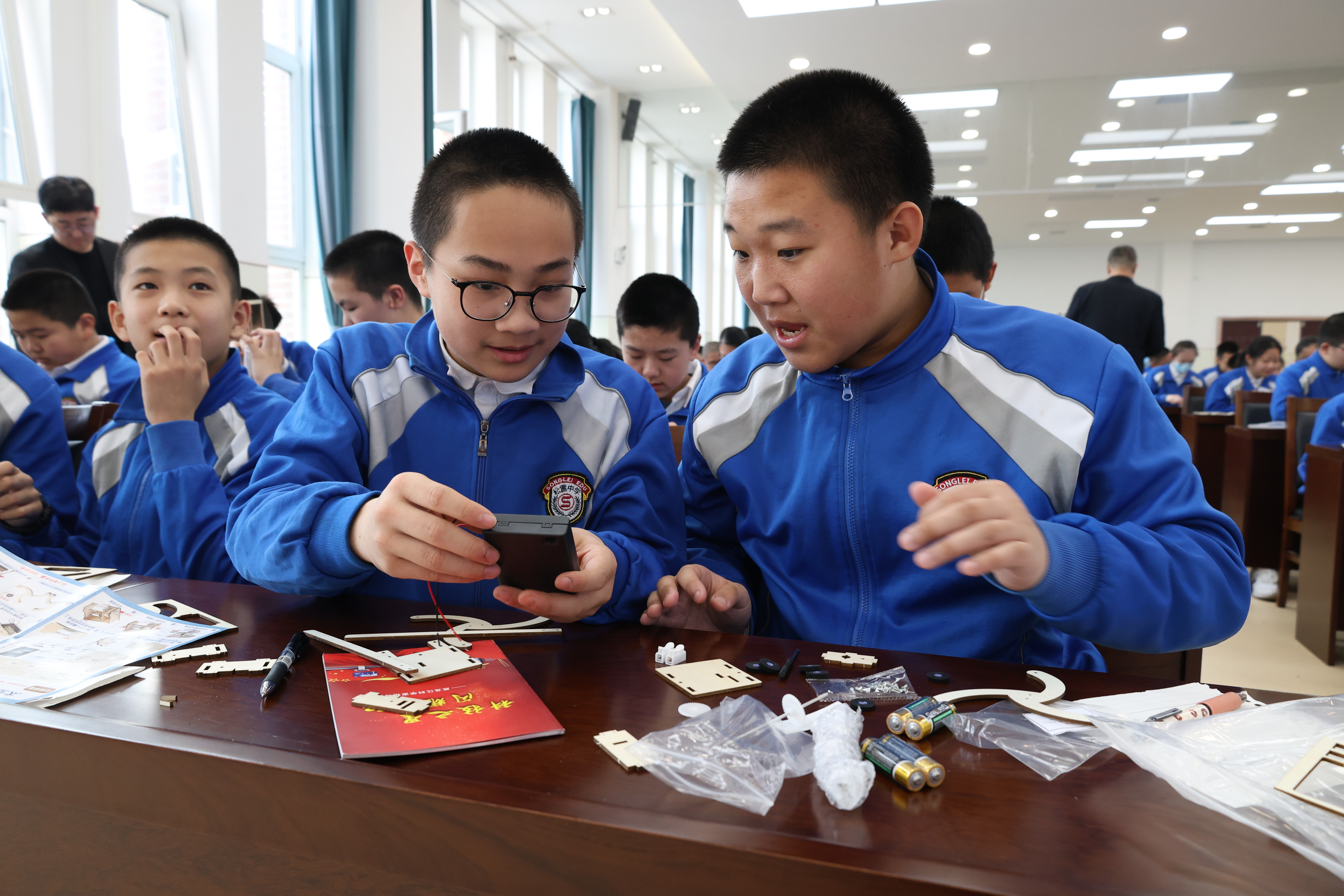黑龙江：“未来太空车”科学课进校园，点燃学子创新热情