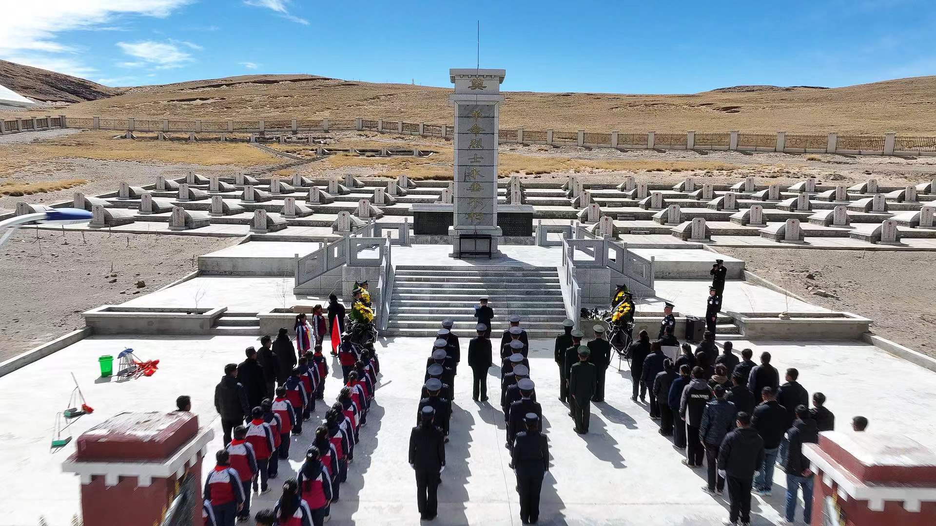 缅怀英烈，里孜出入境边防检查站举行烈士墓祭扫活动