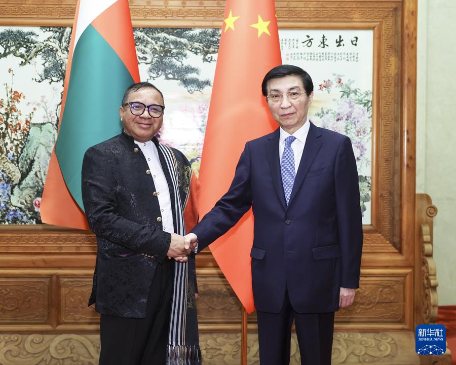 赵乐际、王沪宁分别会见马达加斯加参议长拉瓦卢马纳纳