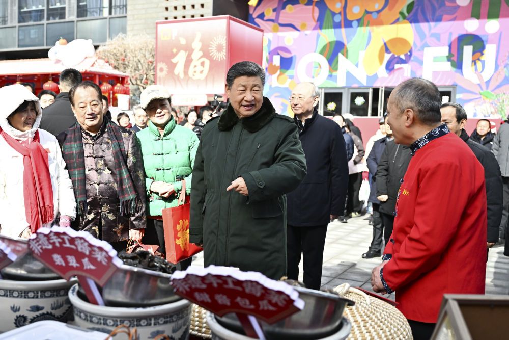 习近平春节前夕在北京看望慰问基层干部群众