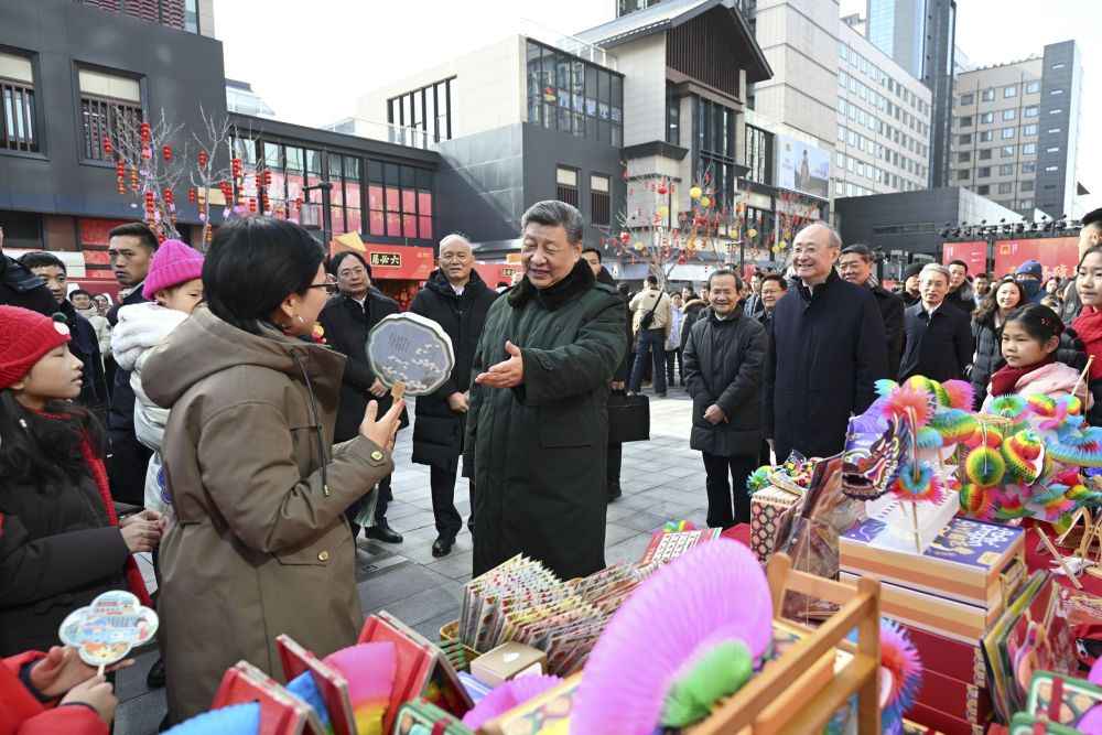 习近平春节前夕在北京看望慰问基层干部群众