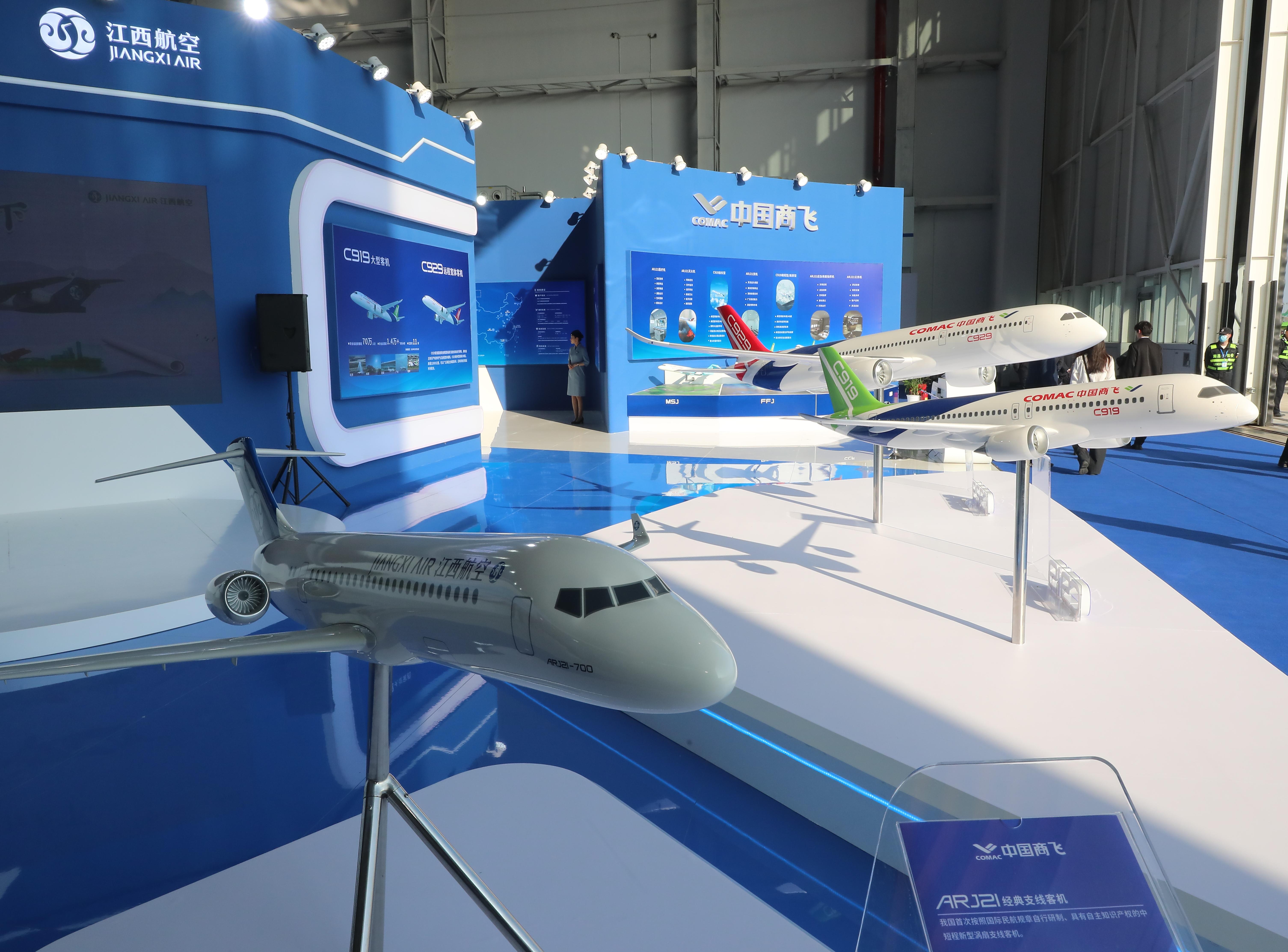 ARJ21和C919首次双机编队飞行表演