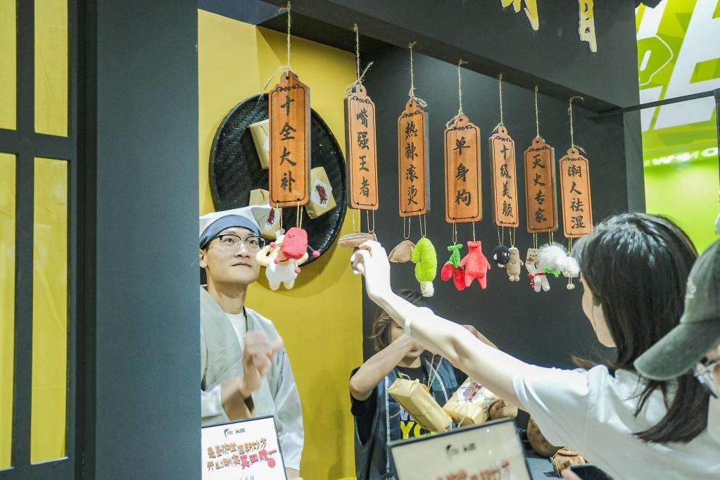 买玩具？到这里“玩”出来的雷火竞技平台百亿元“情绪产业”(图4)