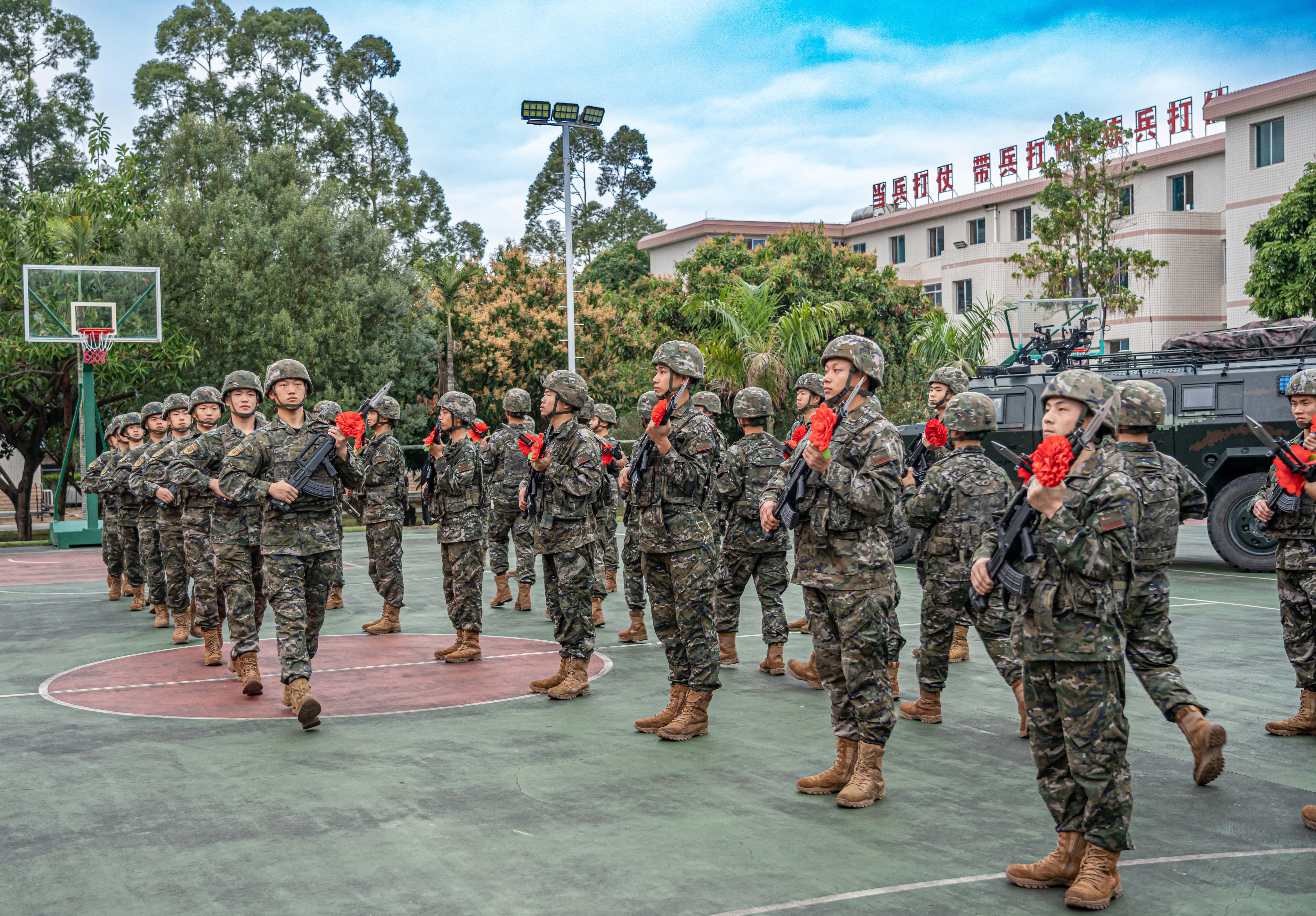 光荣时刻!直击新兵授枪仪式现场