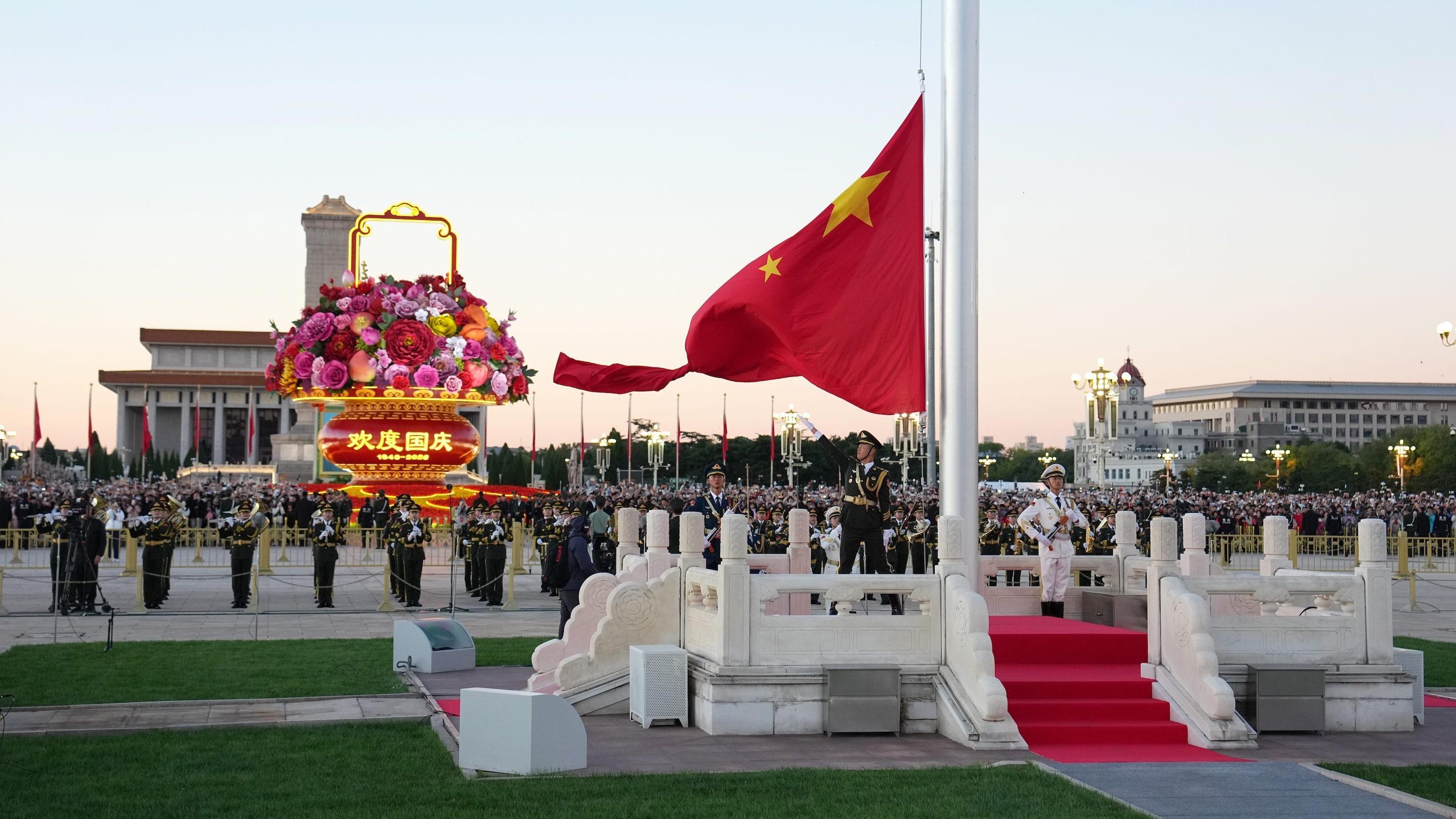 天安门广场国庆升旗仪式现场画面！骄傲转发，祝福祖国！